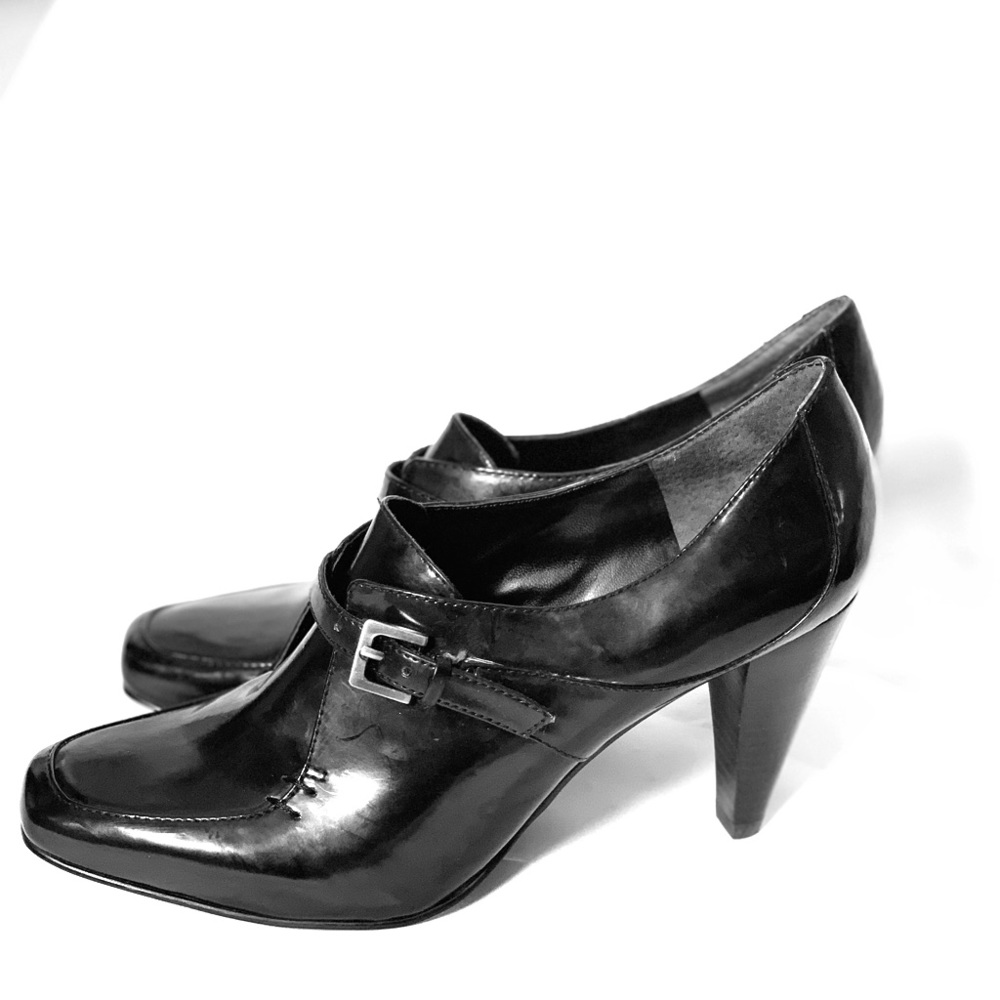 Bandolino patent oxford heels